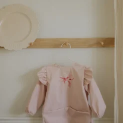 Långärmad Haklapp - Rosy Bow