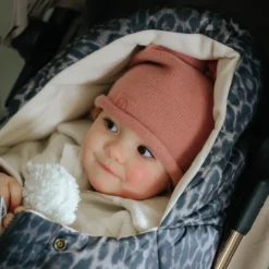 Stickad Mössa - Rosy Bow